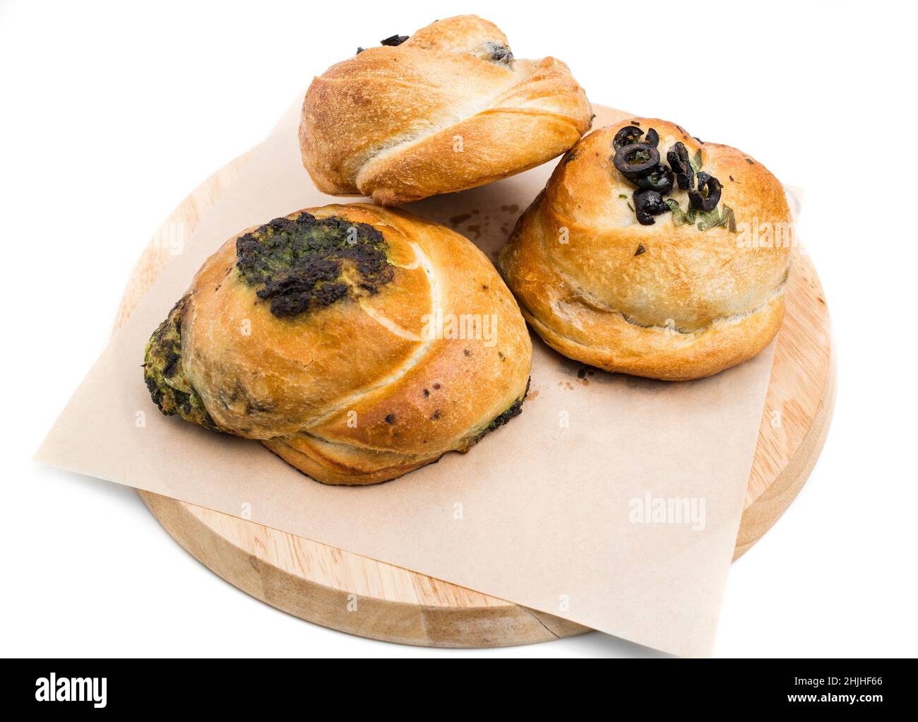 Délicieux petits pains aux épinards et aux olives comme cuisine balkanique.Isolé sur un fond blanc. Banque D'Images