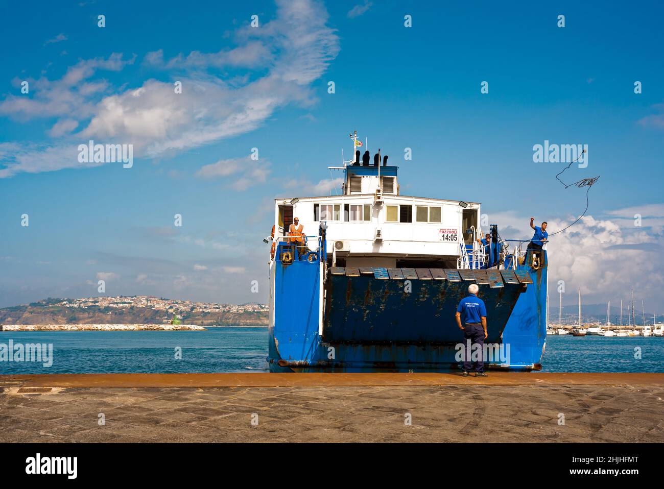 Postes de ferry locaux dans le port de Procida, Italie Banque D'Images