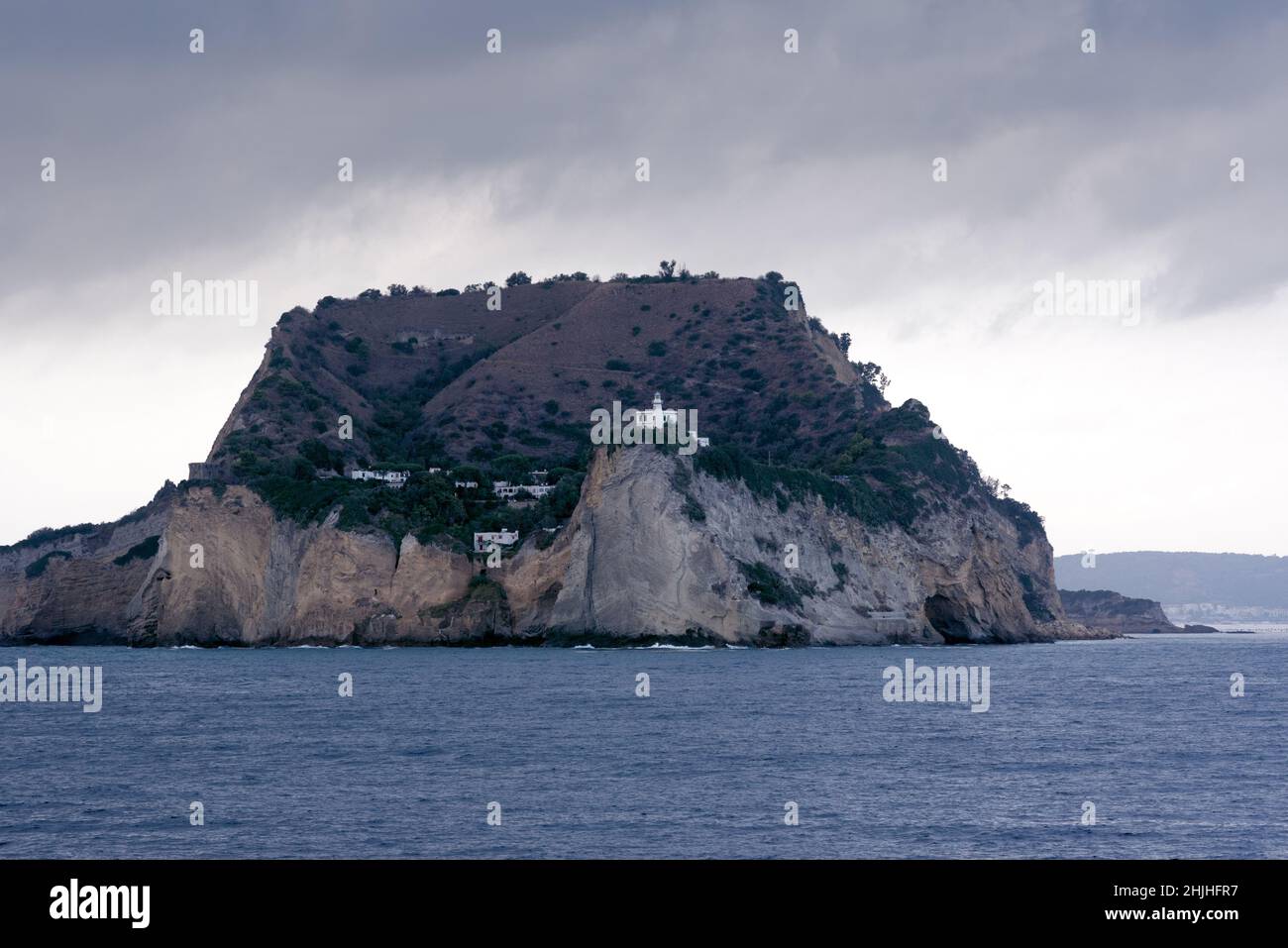 Île avec phare dans la mer, temps orageux Banque D'Images