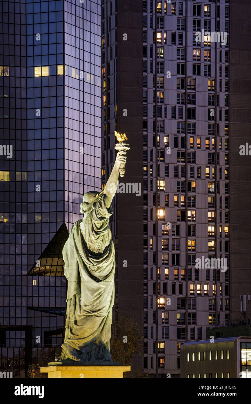 France.Paris (75) 15-16th district).La statue de la liberté, à l'extrémité sud de l'allée des Cygnes, au milieu de la Seine.C'est un plus petit Banque D'Images