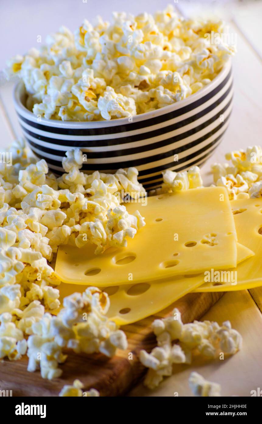pop-corn salé avec goût de fromage dans un bol et fromage Banque D'Images