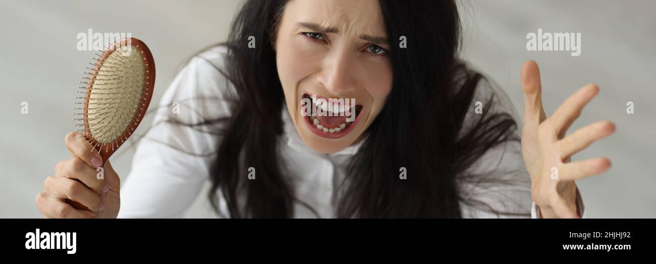 Portrait de la femme hurlant avec la perte de cheveux sévère gros plan Banque D'Images