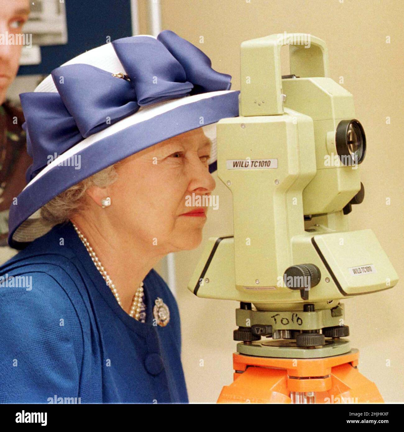 Photo du dossier datée du 26/06/98 de la reine Elizabeth II, colonel en chef du corps des Royal Engineers, regardant bien un théodolite lors de sa visite au groupe d'ingénieurs d'arpentage de 42 à la caserne Denison à Hermitage.Date de publication : dimanche 30 janvier 2022. Banque D'Images