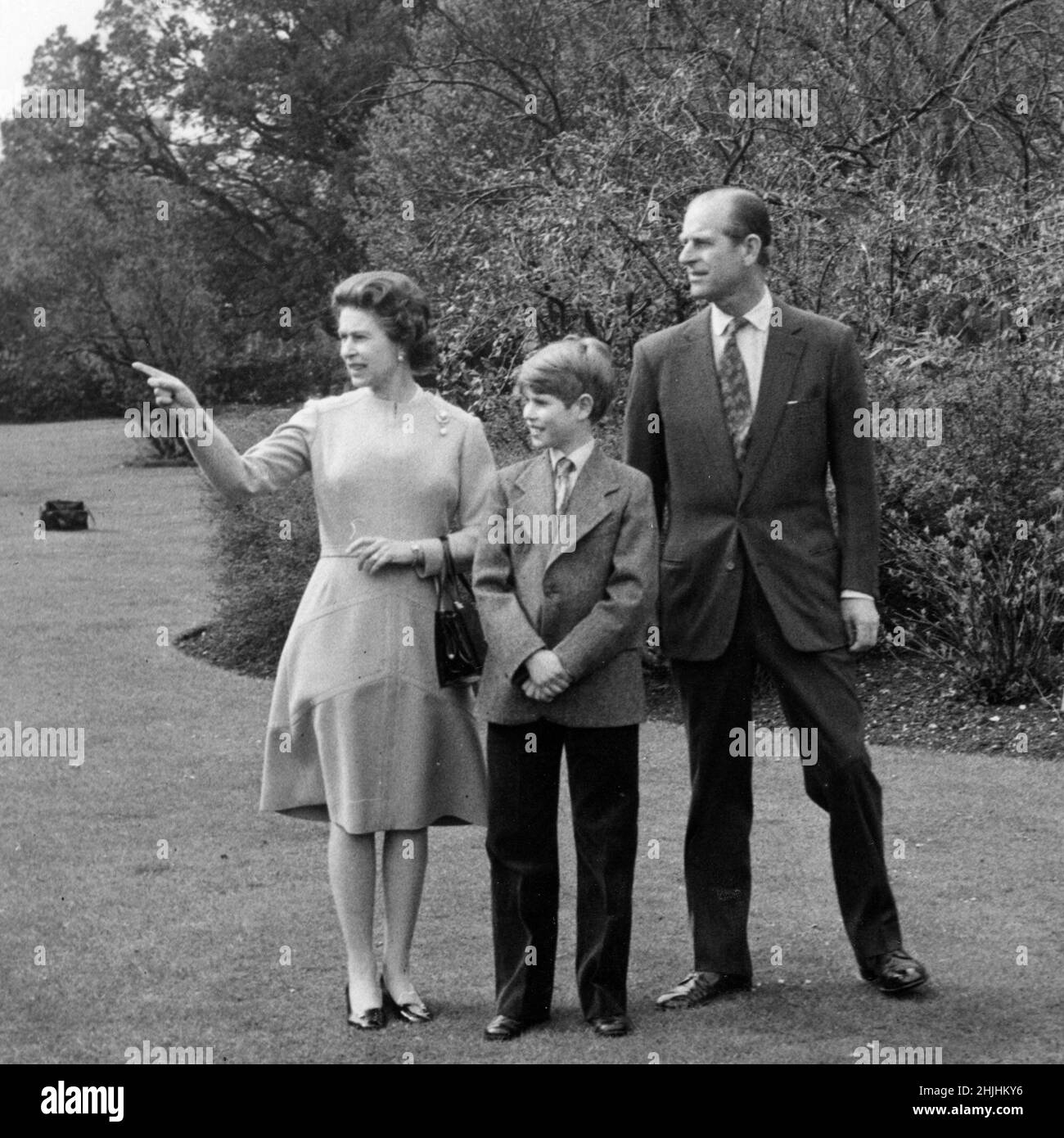 Photo du dossier datée du 21/04/1976 de la reine Elizabeth II à l'occasion de son anniversaire de 50th avec le prince Philip et leur plus jeune fils Prince Edward, 12, dans le parc du château de Windsor.Date de publication : dimanche 30 janvier 2022. Banque D'Images Photo du dossier datée du 21/04/1976 de la reine Elizabeth II à l'occasion de son anniversaire de 50th avec le prince Philip et leur plus jeune fils Prince Edward, 12, dans le parc du château de Windsor.Date de publication : dimanche 30 janvier 2022. Banque D'Images