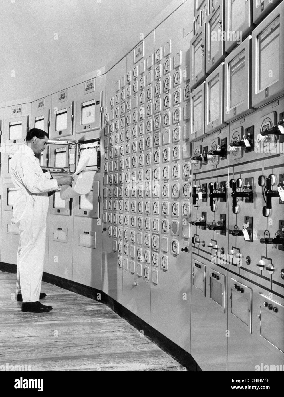 1962: Photo de dossier datée d'août 1962 d'un technicien à l'intérieur de la salle de contrôle centrale de la centrale nucléaire de Bradwell-on-Sea, dans l'Essex, qui a été l'un des deux premiers réacteurs Magnox du pays à commencer ses opérations cette année-là.Date de publication : dimanche 30 janvier 2022. Banque D'Images
