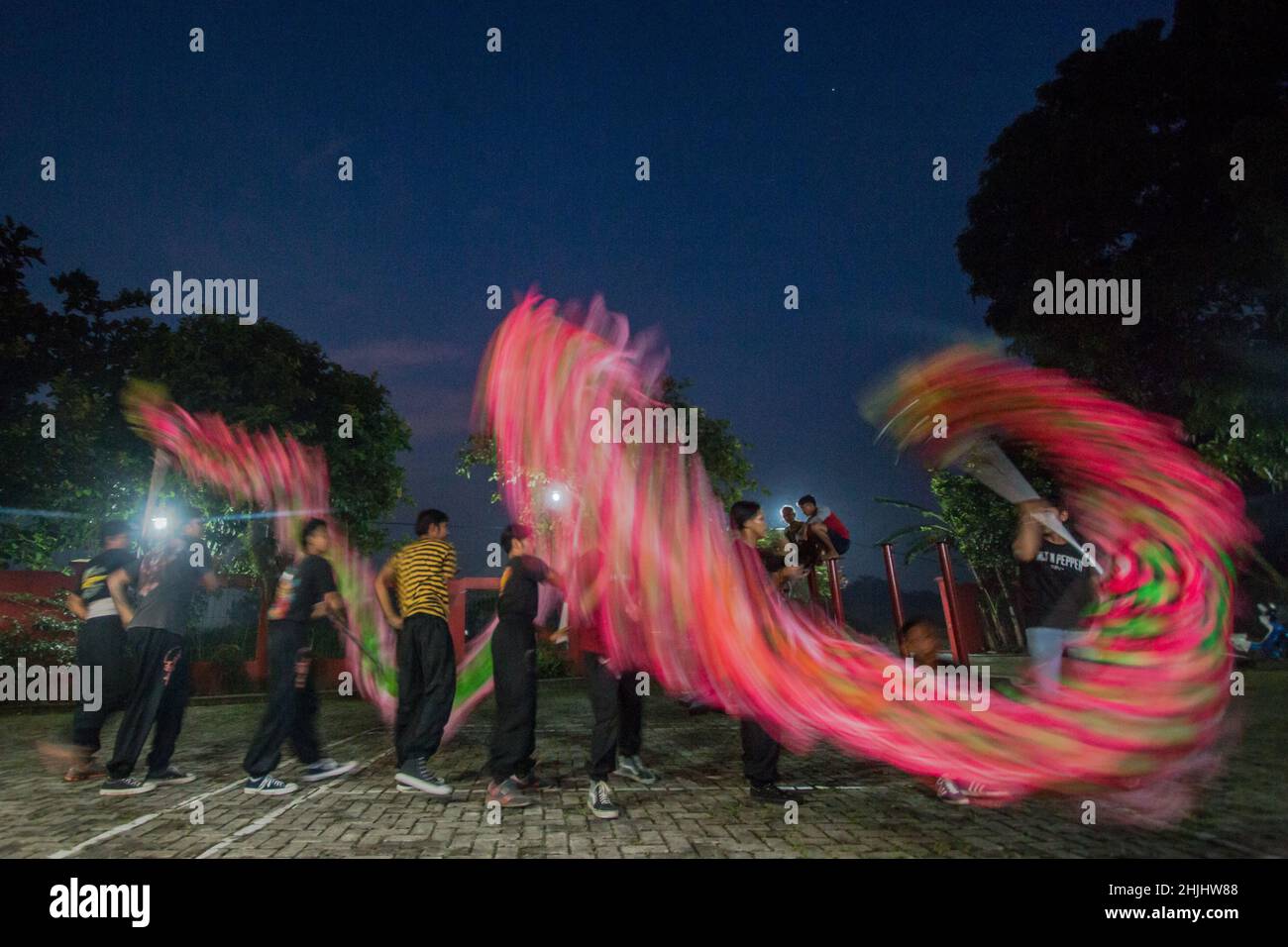 Les danseurs pratiquent la danse traditionnelle 'Barongsai' à Bogor, Indonésie, le 29 janvier 2022 pour célébrer le nouvel an chinois Banque D'Images