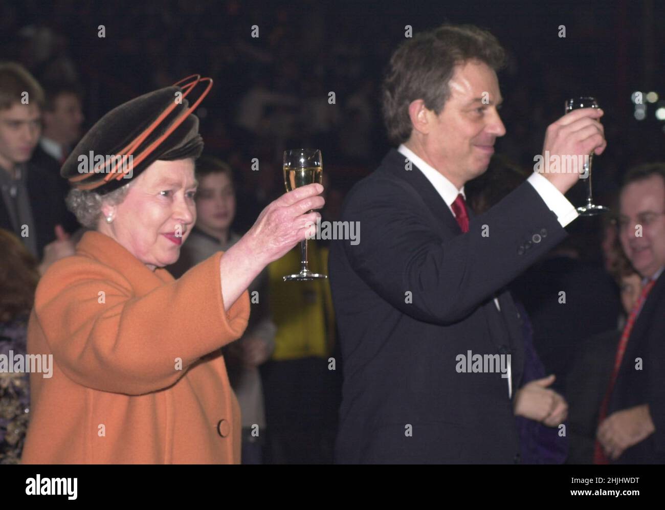 Photo du dossier datée du 1/1/2001, de la reine Elizabeth II et du premier ministre britannique Tony Blair qui élèvent leurs lunettes lors des grèves de minuit lors des célébrations d'ouverture au Millennium Dome de Greenwich, dans le sud-est de Londres.Date de publication : dimanche 30 janvier 2022. Banque D'Images