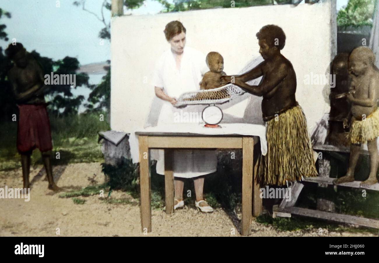 Infirmière pesant un bébé, missionnaire chrétien, Port Moresby, Papouasie-Nouvelle-Guinée, période victorienne Banque D'Images