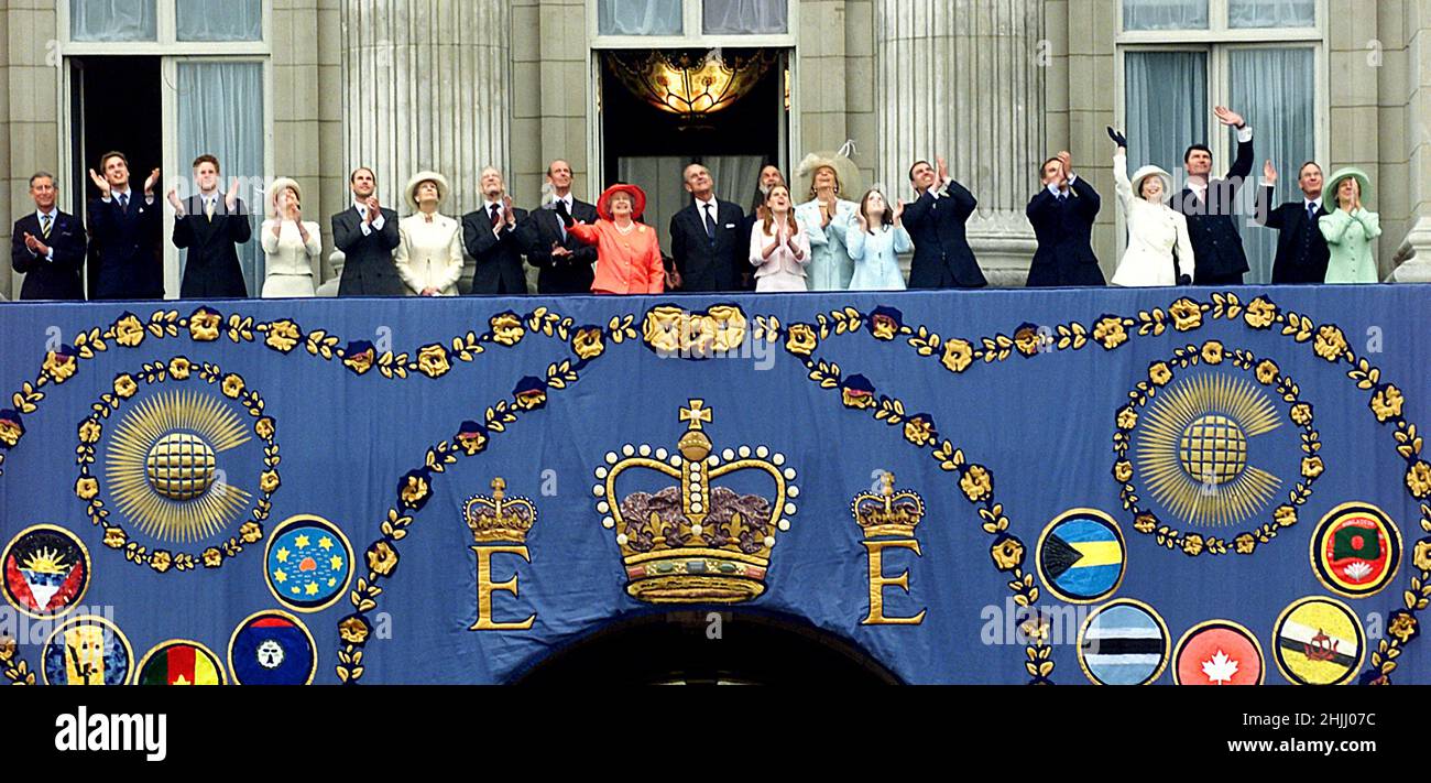 Photo du dossier datée du 4/6/2002 de la reine Ellizabeth II entourée de sa famille pendant qu'elle regarde un flipper du balcon de Buckingham Palace pendant les célébrations du Jubilé d'or dans le centre de Londres.Date de publication : dimanche 30 janvier 2022. Banque D'Images