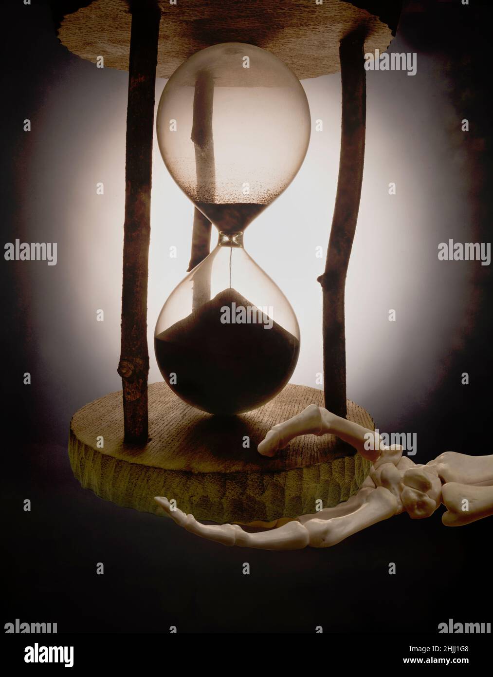 Minuterie de sablier tenue par une main squelette Banque D'Images