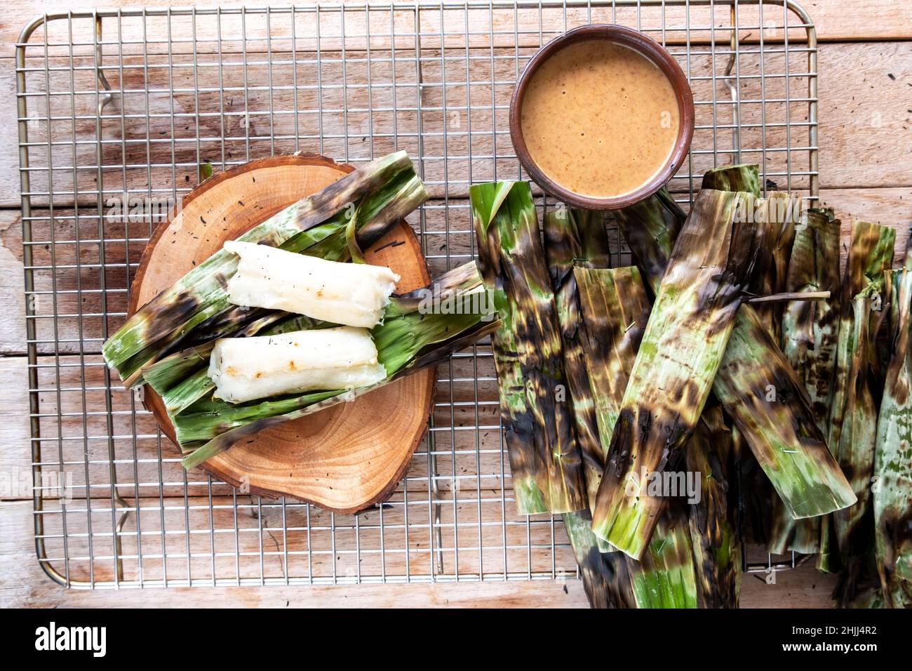 gâteau au poisson grillé, fait de maquereau moulu mélangé avec des épices, puis enveloppé dans des feuilles de banane, grillé au charbon de bois, mangé avec de la sauce aux arachides Banque D'Images