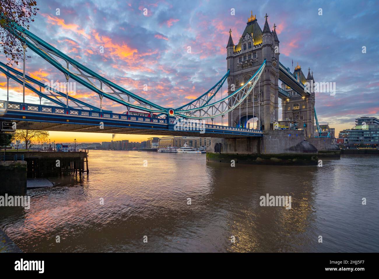 Vue sur Tower Bridge et la Tamise avec un ciel spectaculaire au lever du soleil, Londres, Angleterre, Royaume-Uni, Europe Banque D'Images