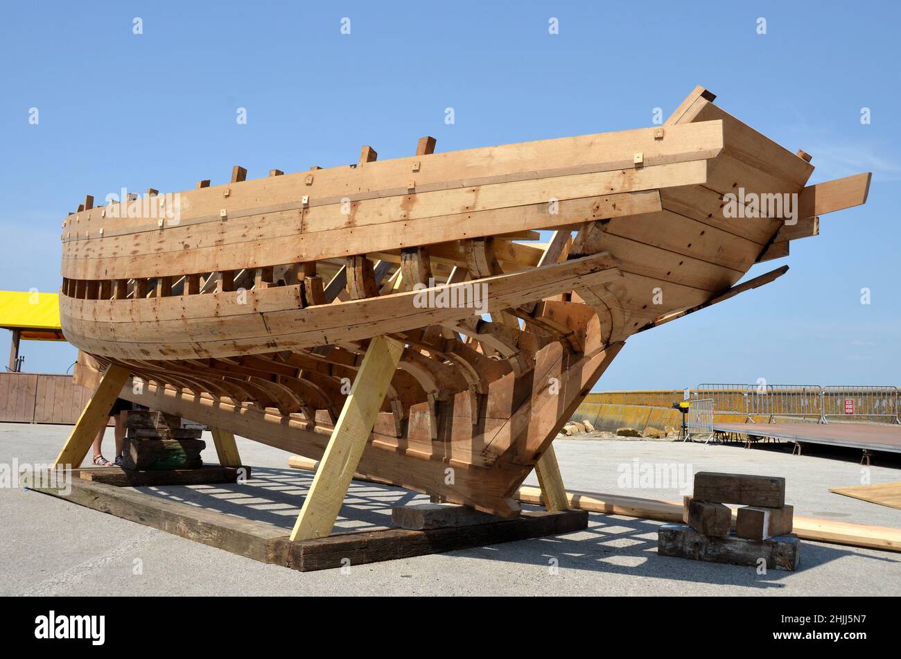 Un bateau de pêche classique en bois dans la dernière étape de construction par une association dédiée aux bateaux d'époque, Douarnenez, Bretagne. Banque D'Images
