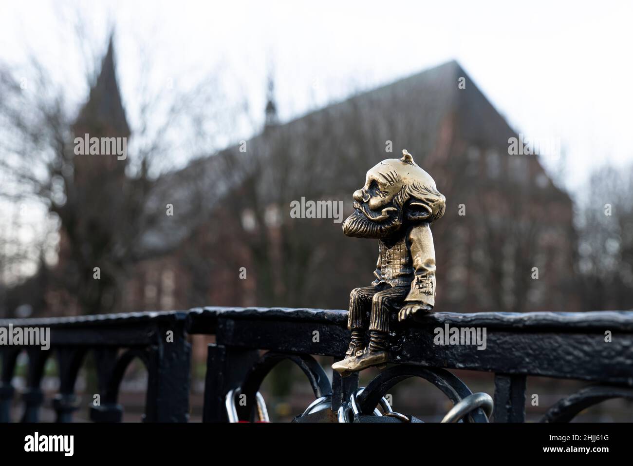 KALININGRAD, RUSSIE - 16 décembre 2021 : sculpture grand-père Homlin.Jolie figurine amusante sur le pont de miel au-dessus de la rivière Pregolya. Banque D'Images