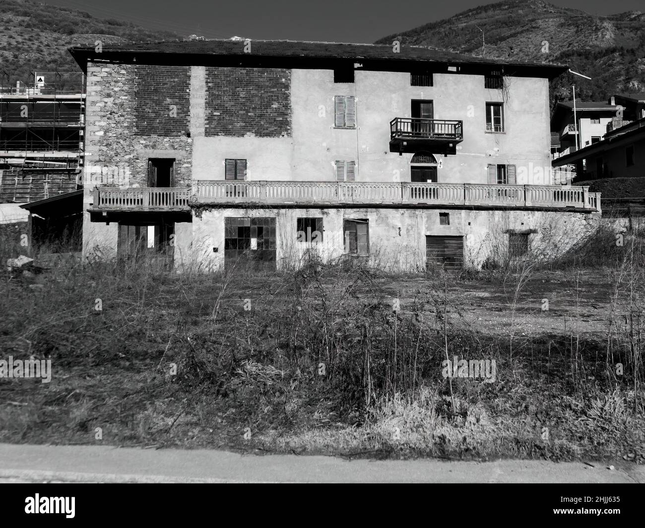 paysage rural avec ancien cottage abandonné Banque D'Images