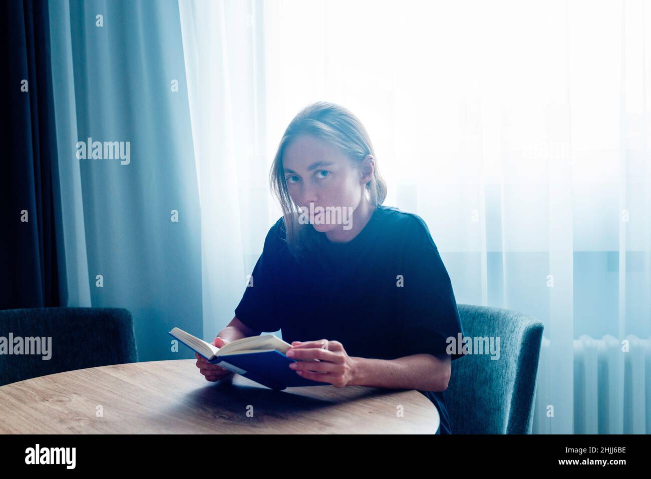 Young Woman Reading Banque D'Images
