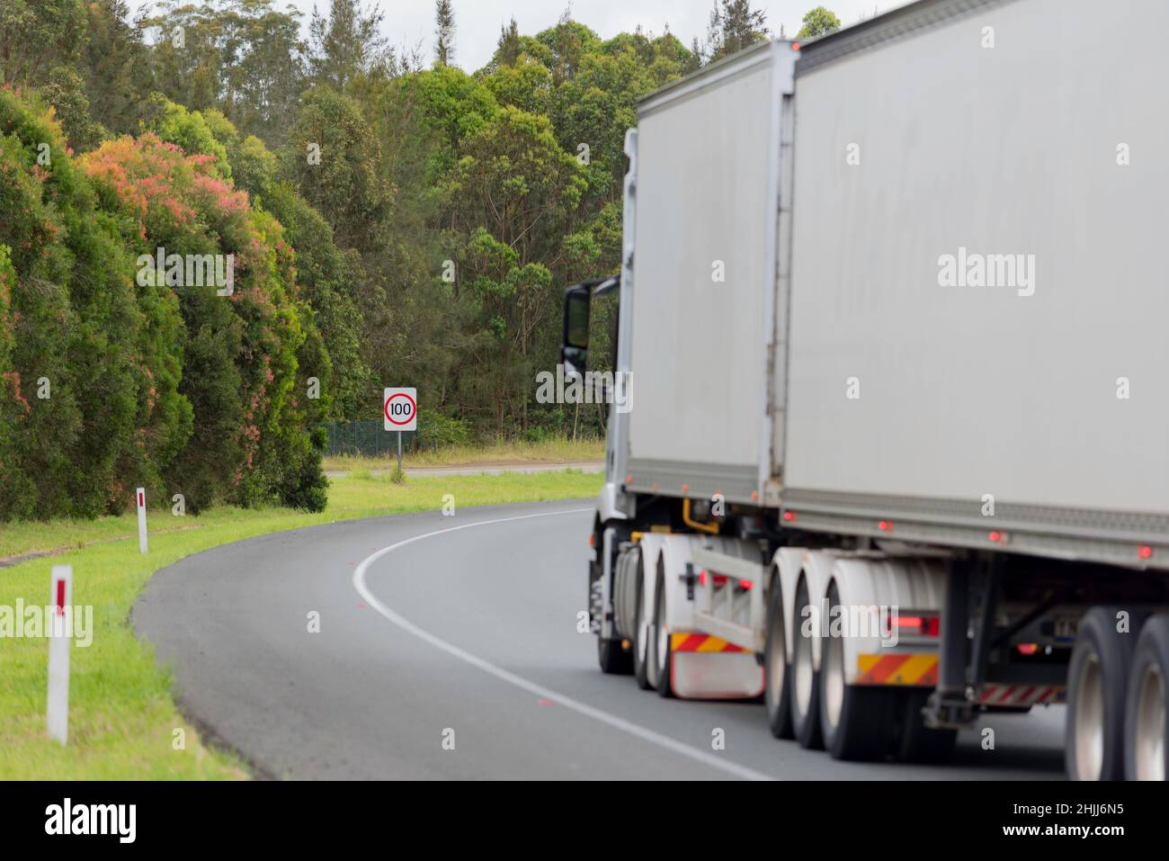 Un camion B Double semi-remorque voyageant vers le nord sur la Pacific Highway , Australie (M1) dans une zone de 100 km près de Nabiac, Nouvelle-Galles du Sud Banque D'Images