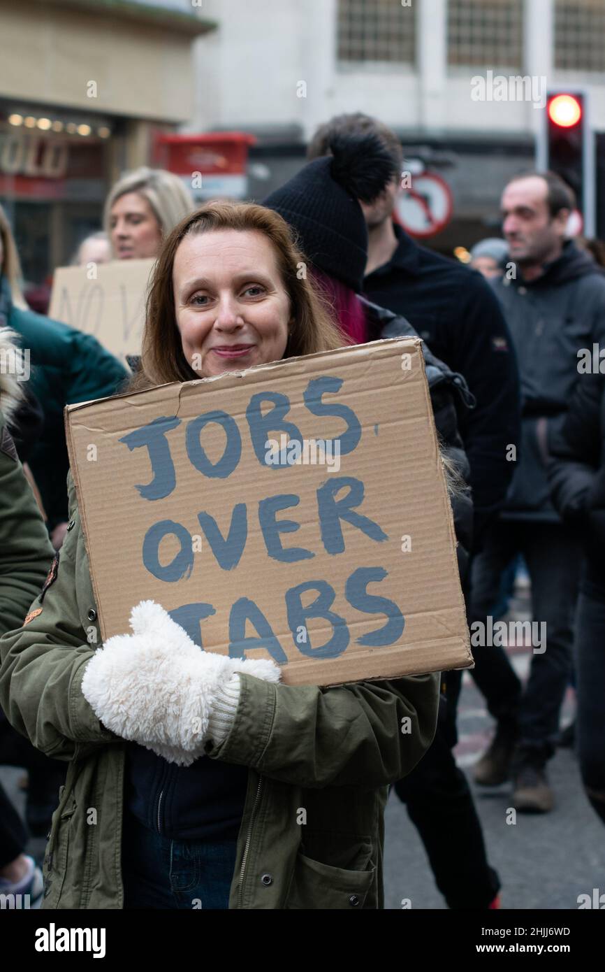 nti VAX proteste Deansgate.Protster tenant le texte de bannière Jobs sur des jabs.Manchester Royaume-Uni Banque D'Images