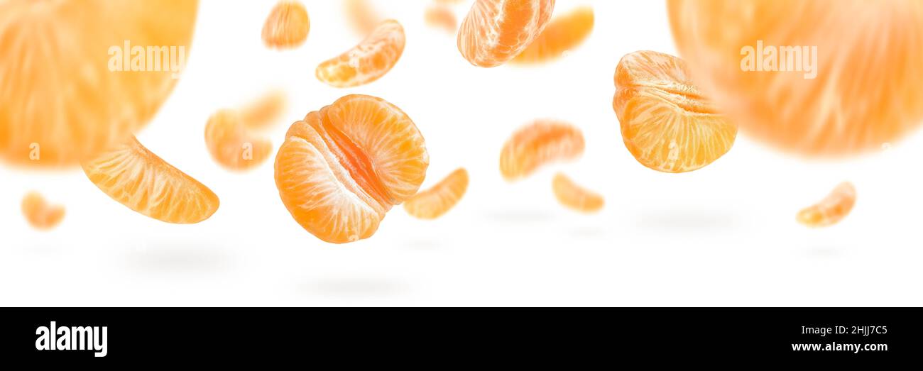 Un grand ensemble de tranches de mandarine isolées sur un fond blanc descendant en jetant une ombre.Séparer les tranches de tangerine à insérer dans un projet ou Banque D'Images