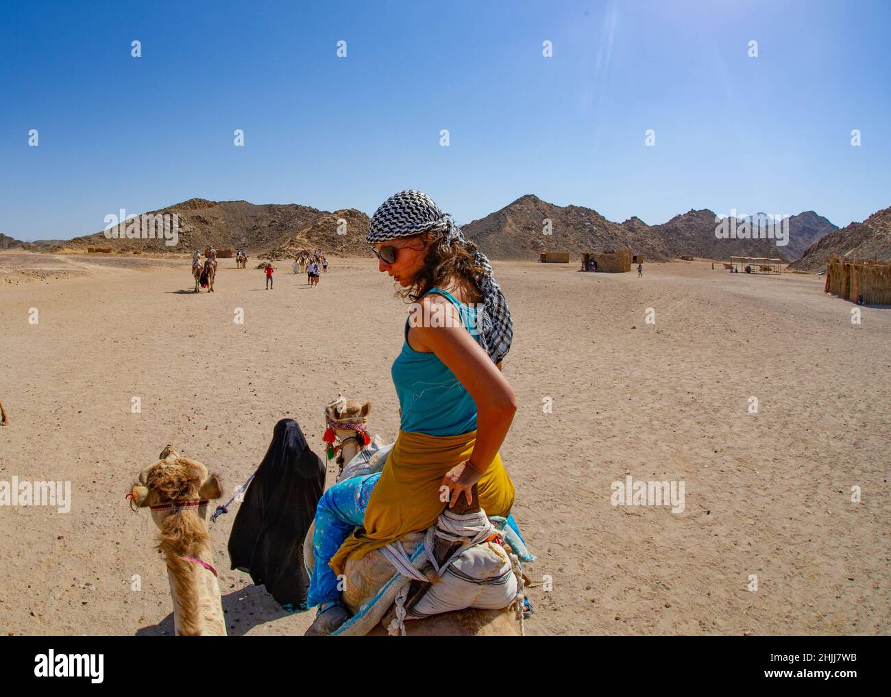 Les touristes qui voyagent en chameaux en Égypte sont conduits par les habitants de la région pour s'amuser Banque D'Images