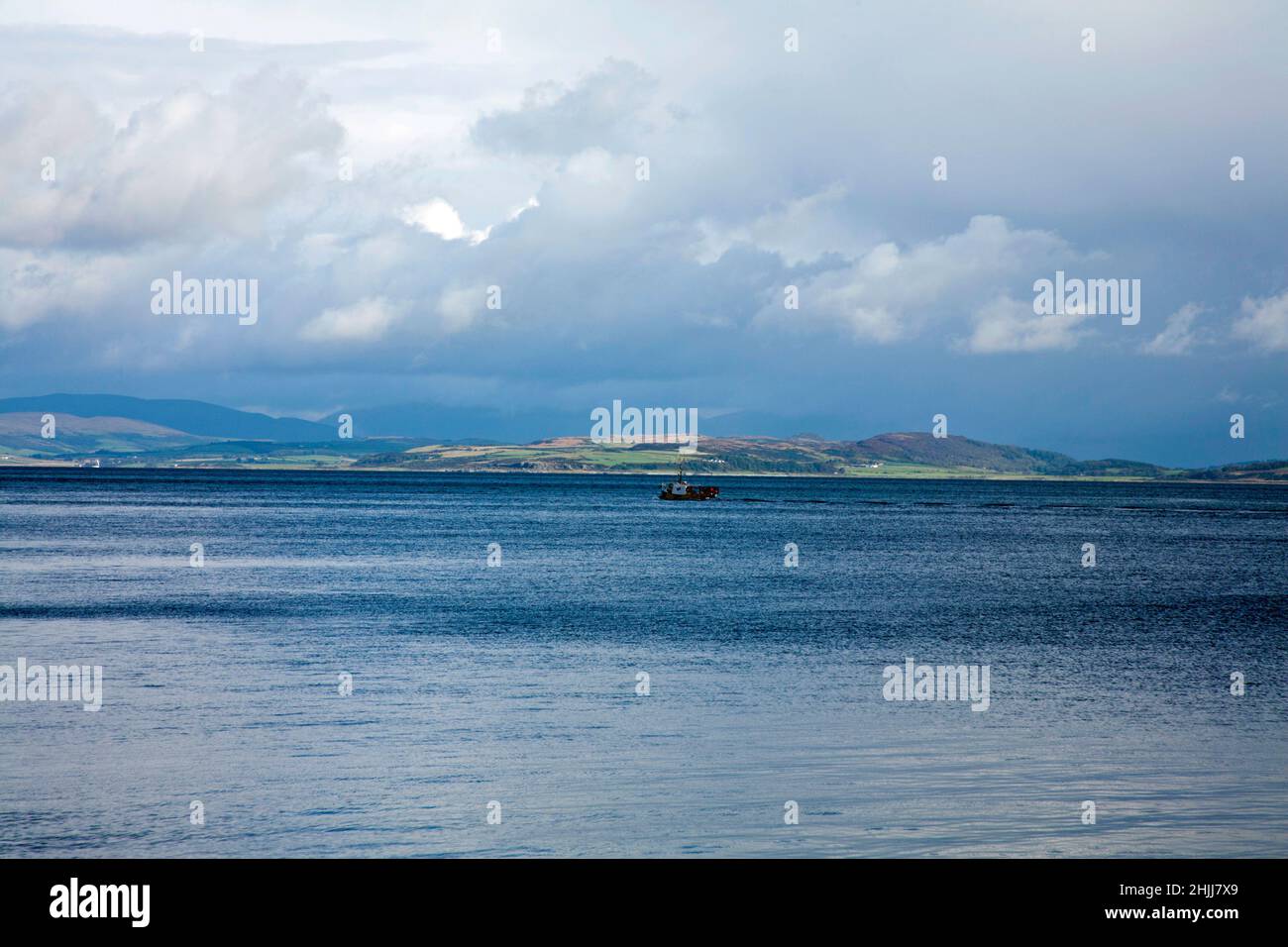 Vue sur le Firth of Clyde jusqu'au continent écossais depuis Sannox sur l'île d'Arran, dans le nord de l'Ayrshire Banque D'Images