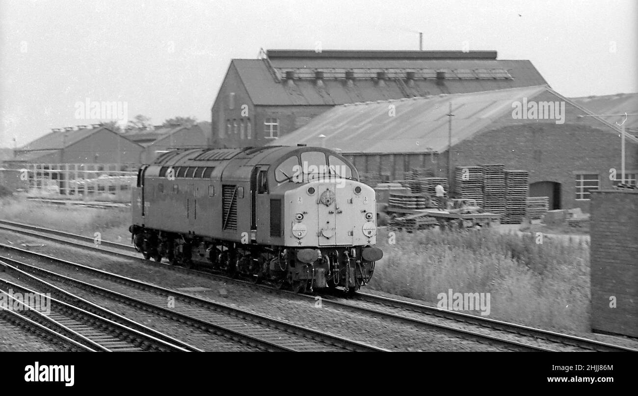 British Railways le moteur léger de classe 40 électrique anglais passe devant British OAT and Corn Mills Selby à l'été 1981 Banque D'Images