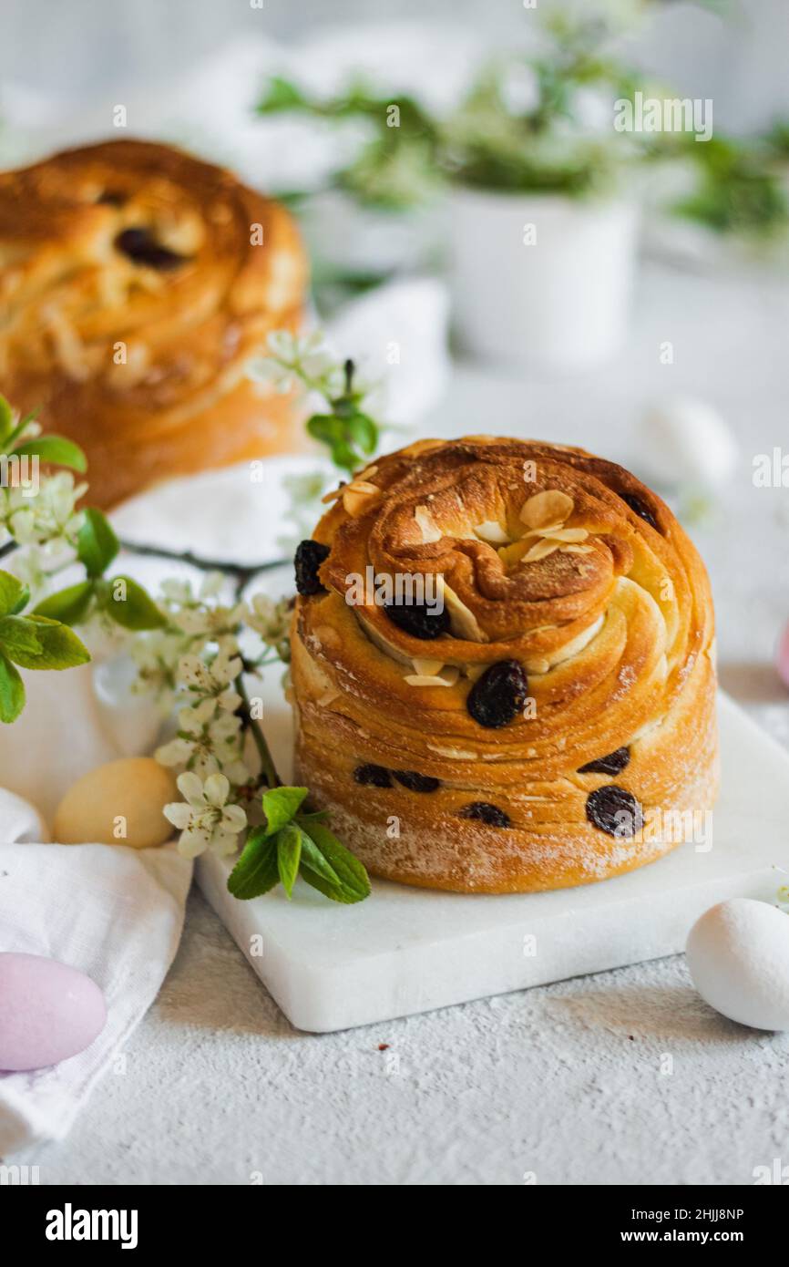 Joyeuses Pâques.Gâteau traditionnel de Pâques , kraffin maison avec raisins secs, fruits confits .cerisier sur fond de bois blanc.Focus sélectif.Close Banque D'Images