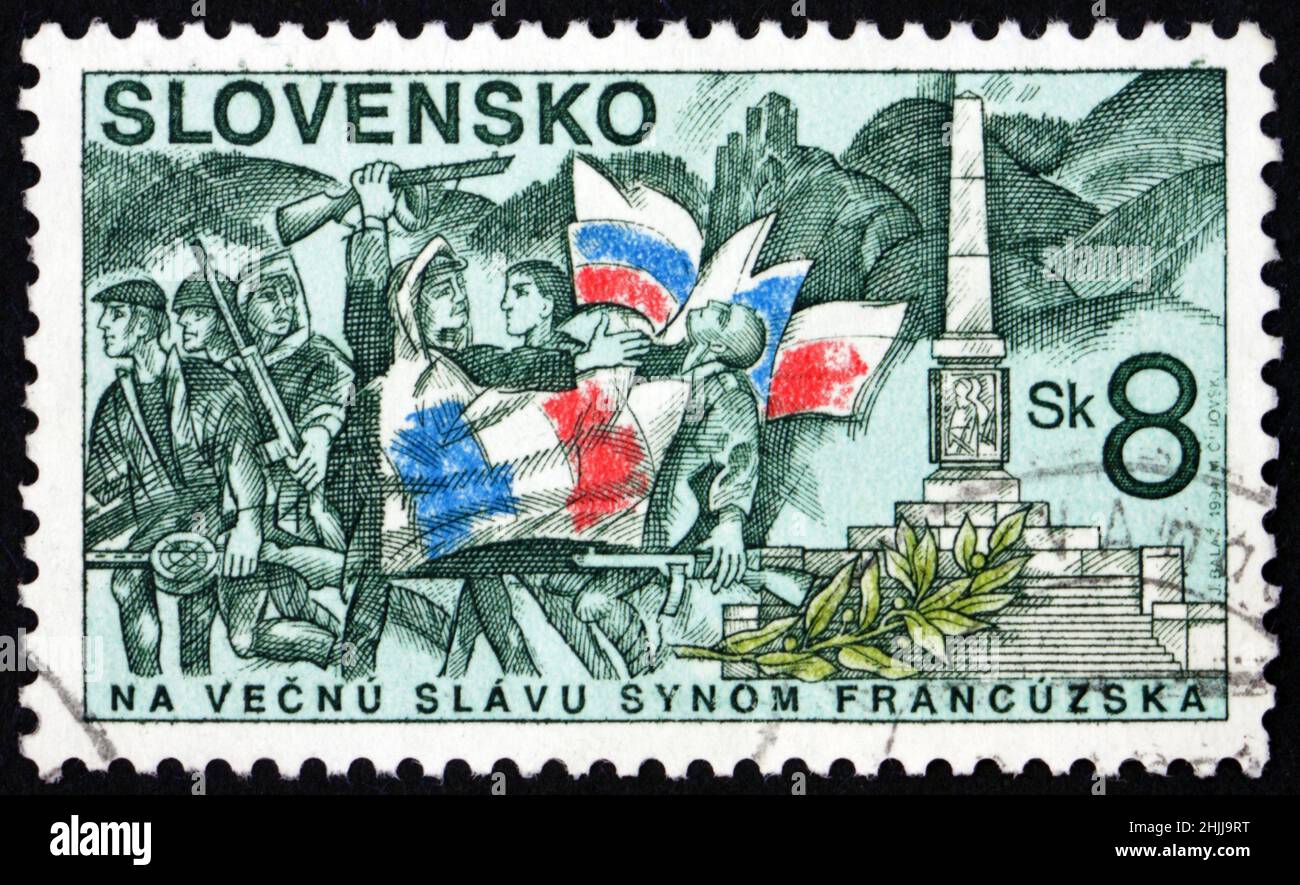 SLOVAQUIE - VERS 1994 : un timbre imprimé en Slovaquie montre le mémorial des volontaires français, colline de Strecno, vers 1994 Banque D'Images