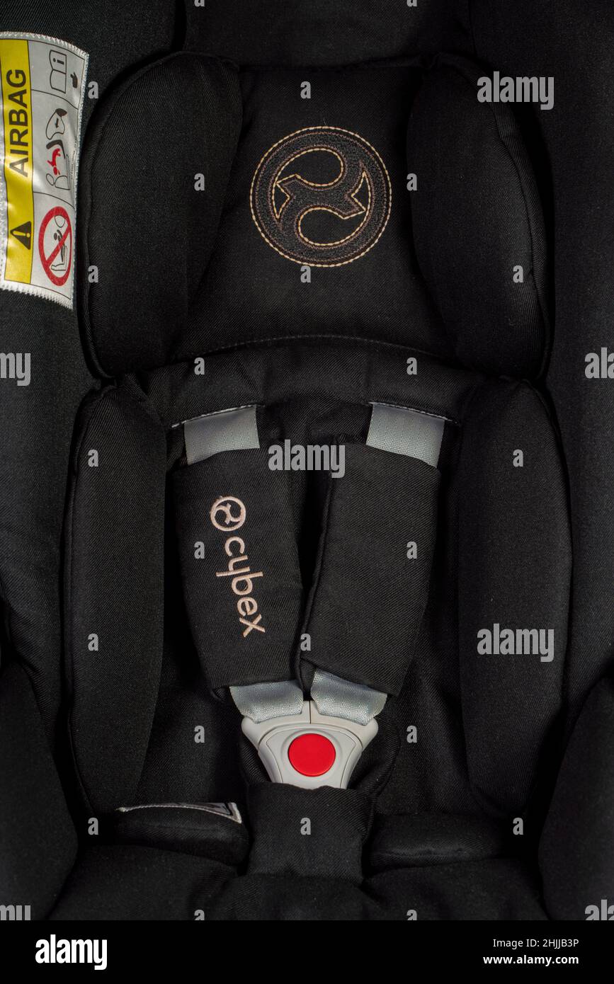 Gros plan des ceintures de sécurité à cinq points du siège d'auto pour bébé  Cybex Cloud Z avec insert pour nouveau-né installé Photo Stock - Alamy