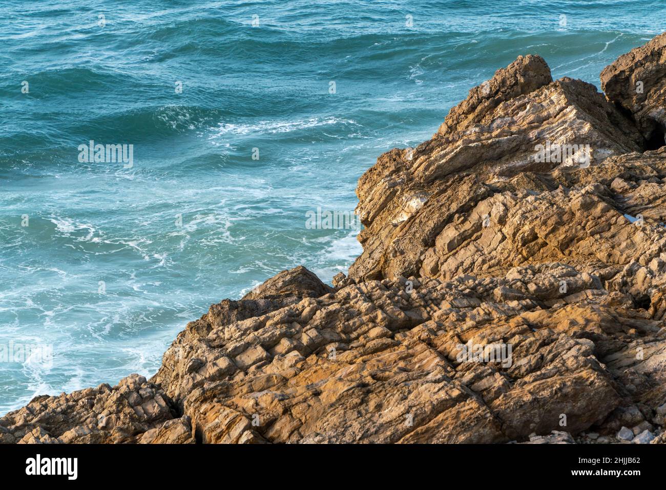 Détail de la formation rocheuse sur la plage de Praia Velha à São Pedro de Moel, Portugal, Europe Banque D'Images