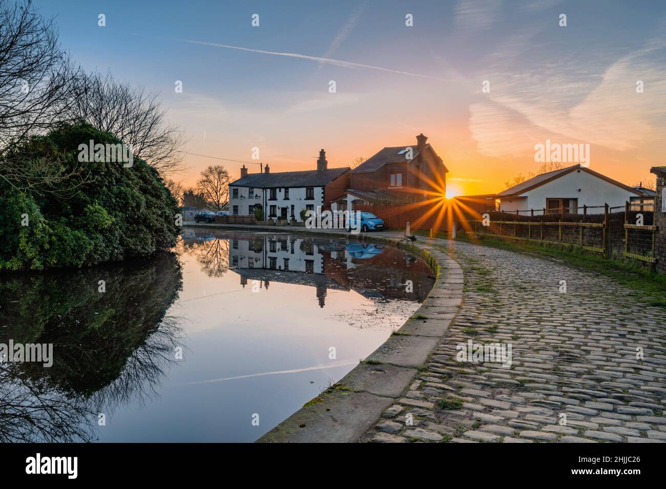 Prestolee, Bolton, Royaume-Uni Weather, 30th janvier 2022.Le calme entre Storm Malik et Storm Corrie est capturé dans des eaux parfaitement fixes tandis que le lever du soleil illumine les pavés des 1808 construits Manchester, Bolton et Bury Canal qui serpente à travers le paysage urbain du nord de Manchester.Crédit : Tom McAtee/Alay Live News Banque D'Images