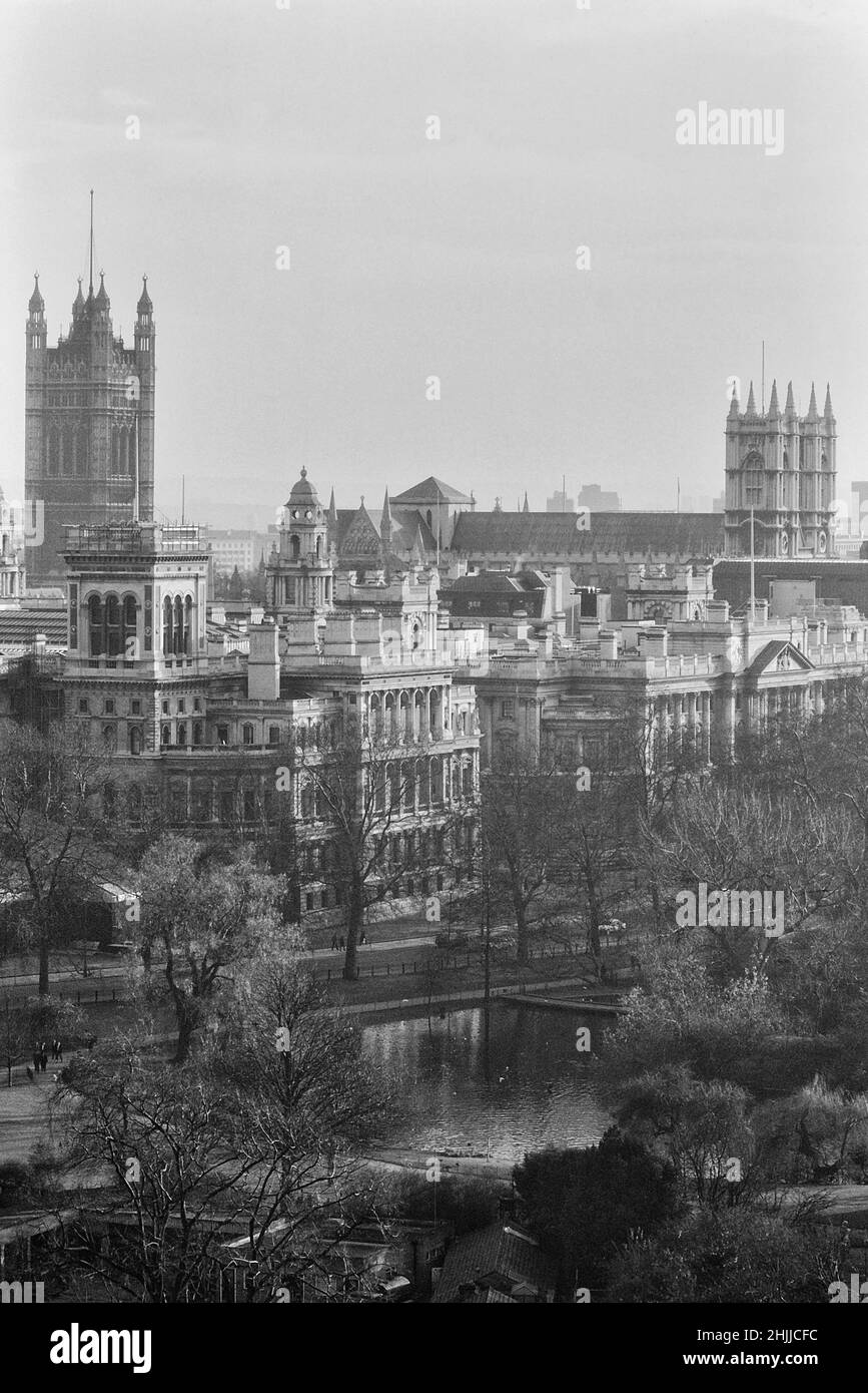 Horizon de Whitehall, pris du Monument du Duc de York, Londres, Angleterre.Vers 1980s Banque D'Images
