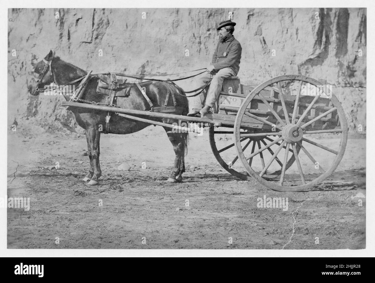 Andrew Russel photographie d'un homme assis dans un chariot tiré par un cheval - 1860's. Banque D'Images