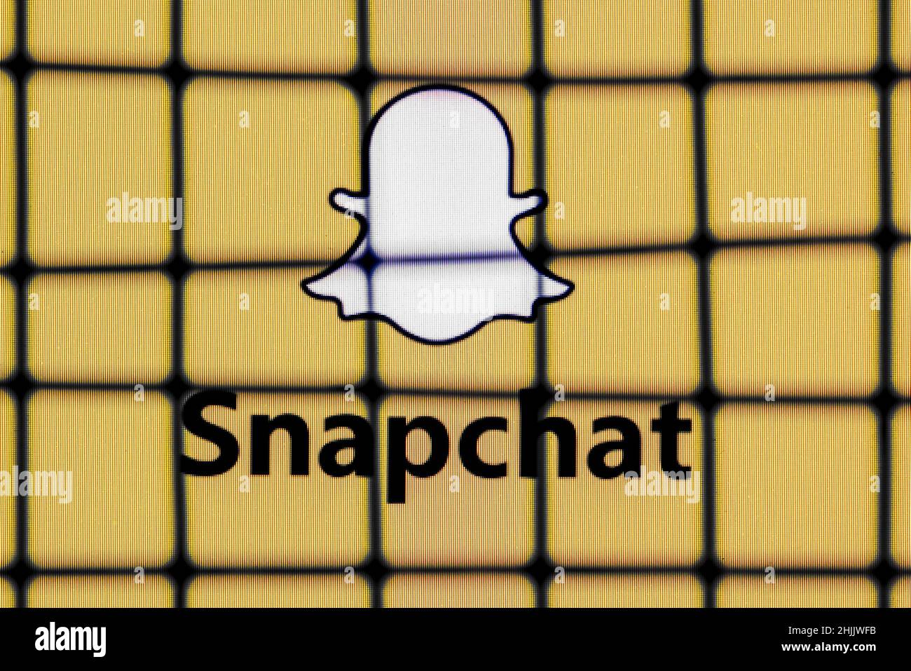 Le logo du service de messagerie instantanée Snapchat derrière les barres. Le concept de censure et d'interdiction Snapchat. Banque D'Images