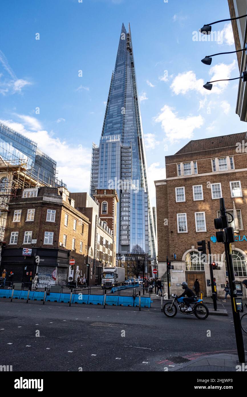 Londres Angleterre Royaume-Uni, 29 janvier 2022, Modern Architecture of Shard Skyscraper Against Old Traditional Buildings London Bridge Southwark Londres Banque D'Images