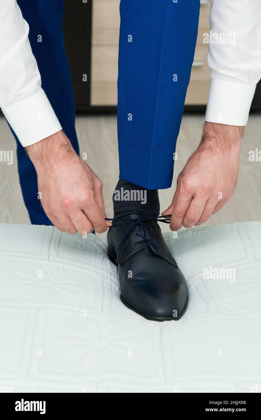 Un jeune homme attache les lacets de ses chaussures - détail, focus  sélectif Photo Stock - Alamy