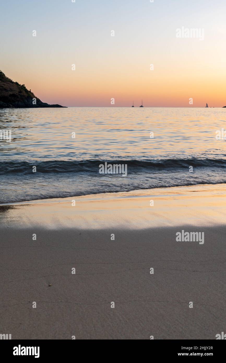 Plage de Yanui à Phuket, petite et la plage la plus méridionale de l'île de Phuket, Thaïlande.Il est populaire pour la plongée en apnée et le kayak. Banque D'Images