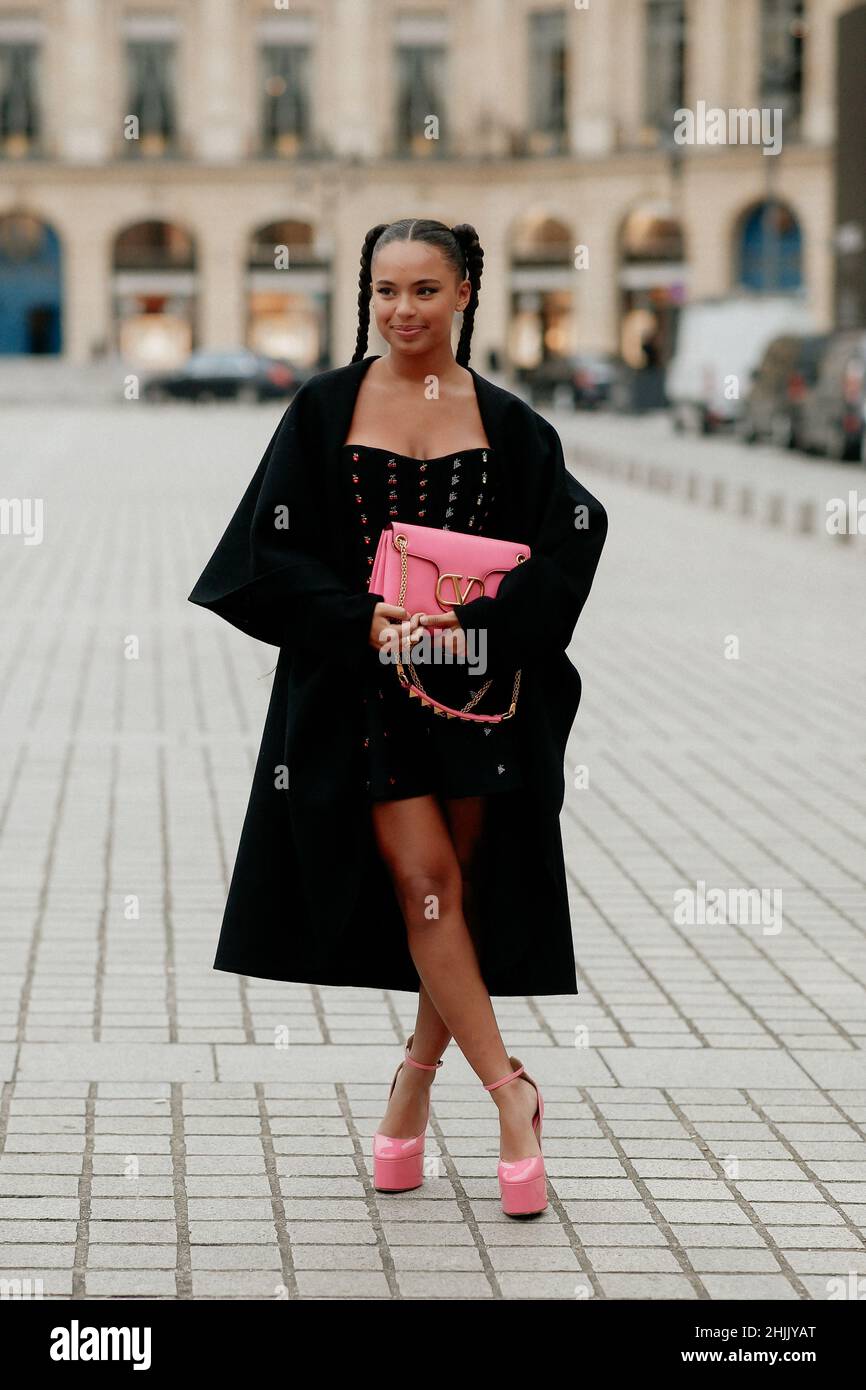 Street style, Paola Locatelli arrivée au Valentino Printemps été 2022