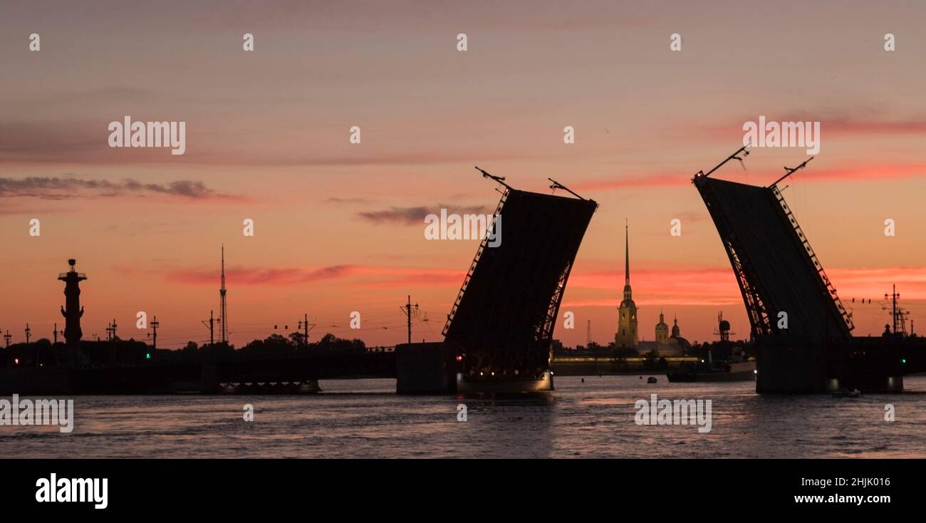 Paysage urbain défoqué.Pont du palais surélevé, rivière Neva, colonne Rostral, cathédrale Pierre et Paul.Le ciel avant l'aube.Quelques minutes avant le lever du soleil. Banque D'Images