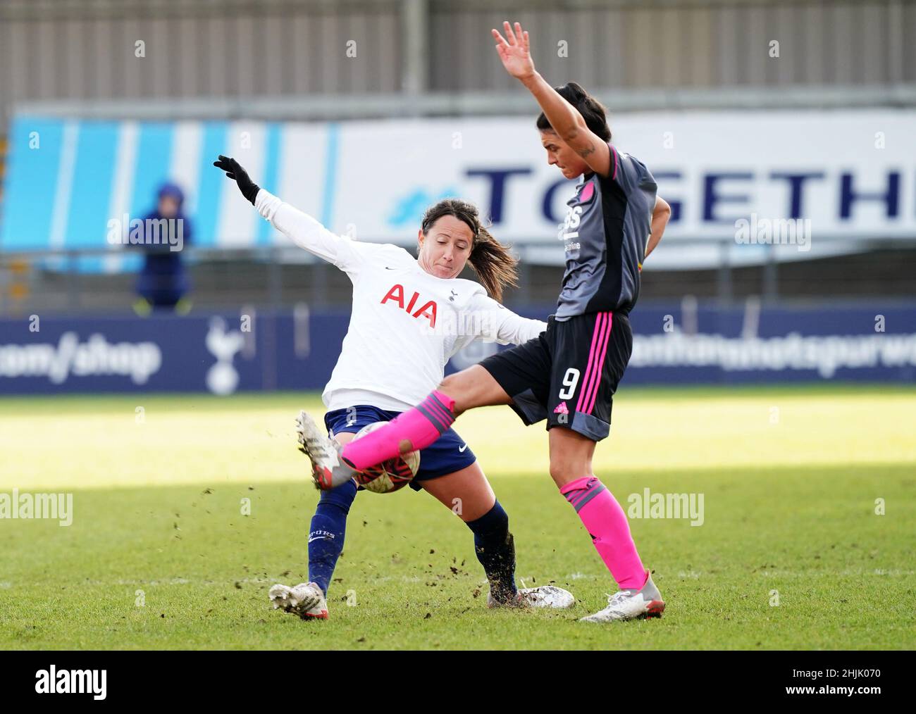 Maeva Clemaron de Tottenham Hotspur (à gauche) et Jessica Sigsworth de Leicester City se battent pour le ballon lors du quatrième tour de la Vitality Women's FA Cup au Hive, Londres.Date de la photo: Dimanche 30 janvier 2022. Banque D'Images