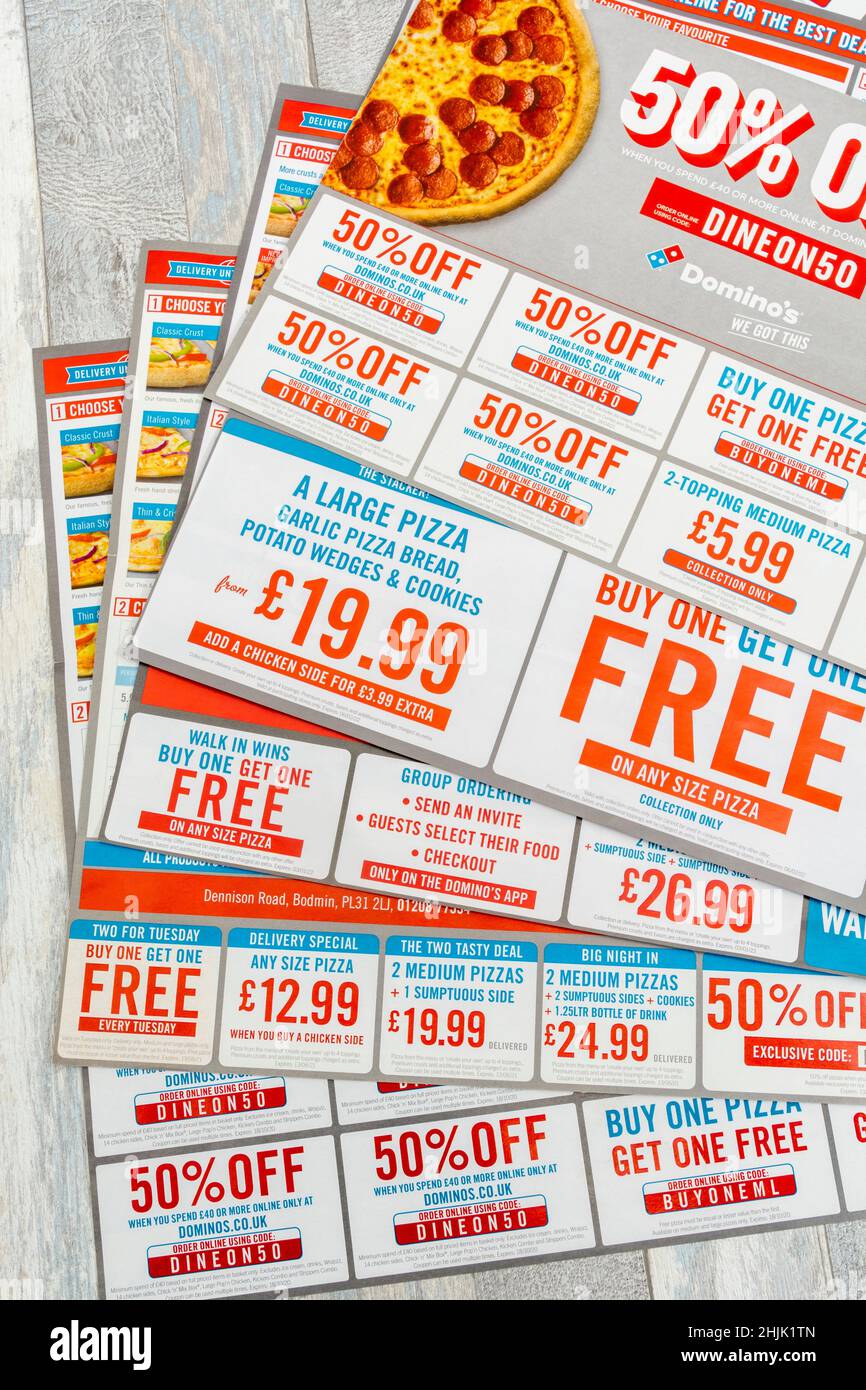 Des brochures marketing direct de UK Domino's Pizza sont disponibles dans  la boîte aux lettres et proposent une liste de prix à emporter et des bons  de réduction.Pour commander des plats à