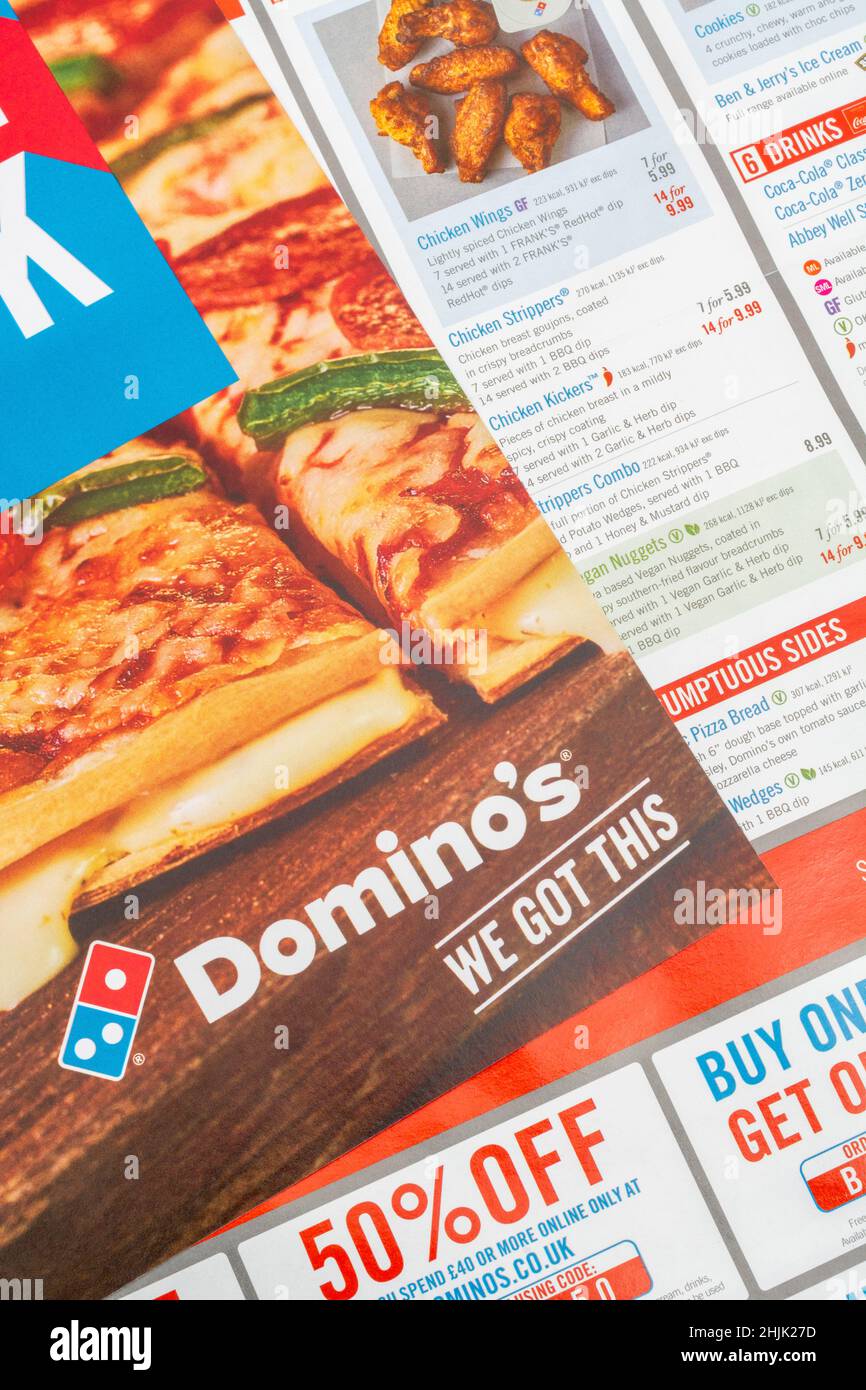 Brochure de marketing direct Pizza de Domino's Royaume-Uni, avec logo Domino et liste de prix.Covid habitudes d'achat de nourriture au Royaume-Uni. Banque D'Images
