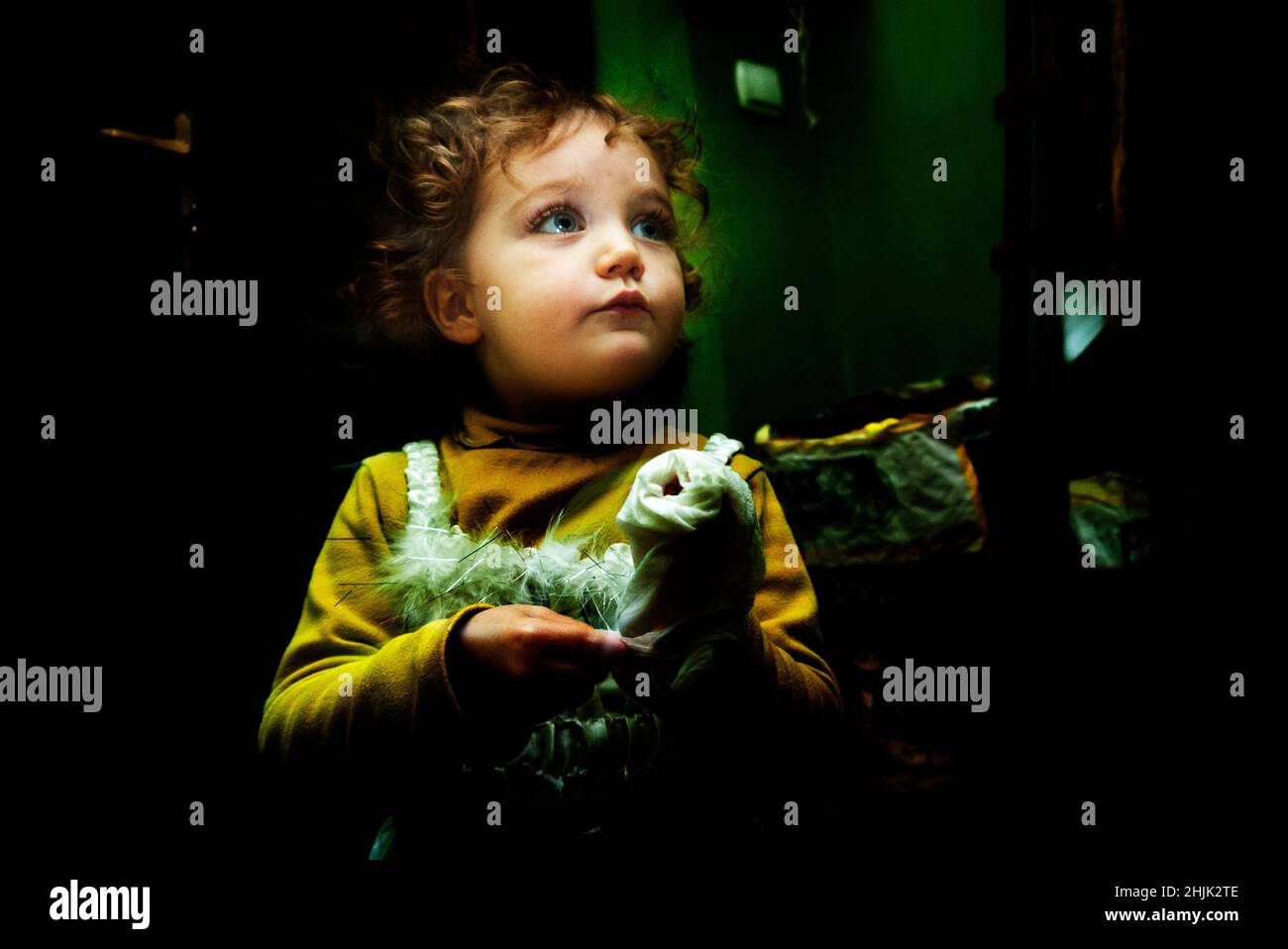 Fille debout dans une pièce enveloppant une serviette autour de sa main Banque D'Images