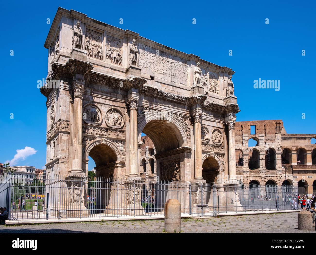 Rome, Italie - 25 mai 2018 : Arc de Constantine le Grand empereur Arco di Costantino entre le Colisée et le Mont Palatin sur la route via Triumphalis Banque D'Images