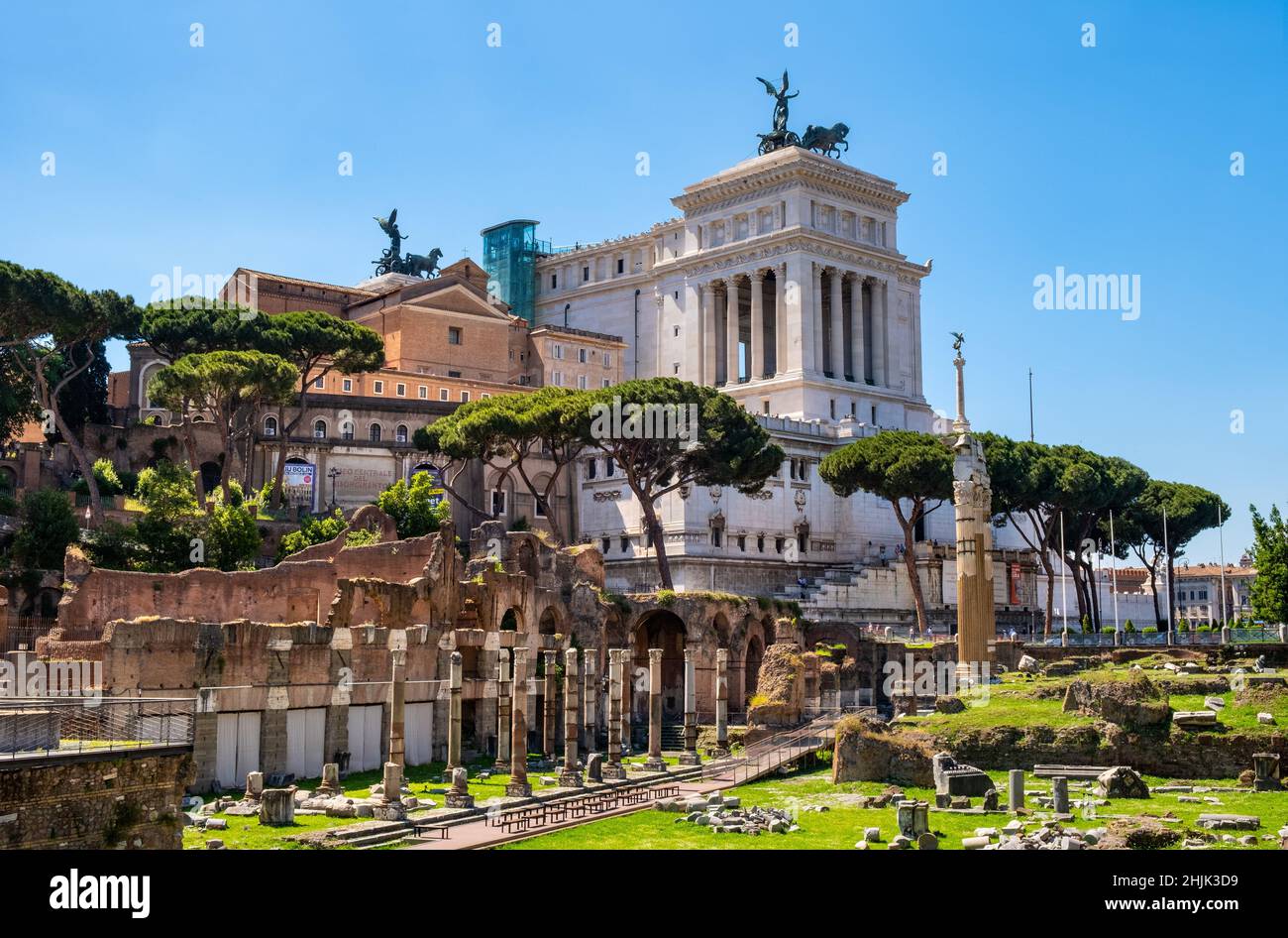 Rome, Italie - 25 mai 2018 : Panorama de l'ancien Forum romain Romanum avec Altare della Patria et Campidoglio Capitoline mis à part le Palatin Banque D'Images