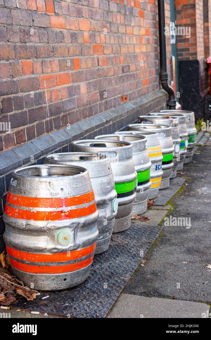 Une rangée de barils ou de fûts de bière en métal coloré à l'extérieur, sur le trottoir d'une brasserie Joules, s'atonne sur le trent staffordshire Banque D'Images