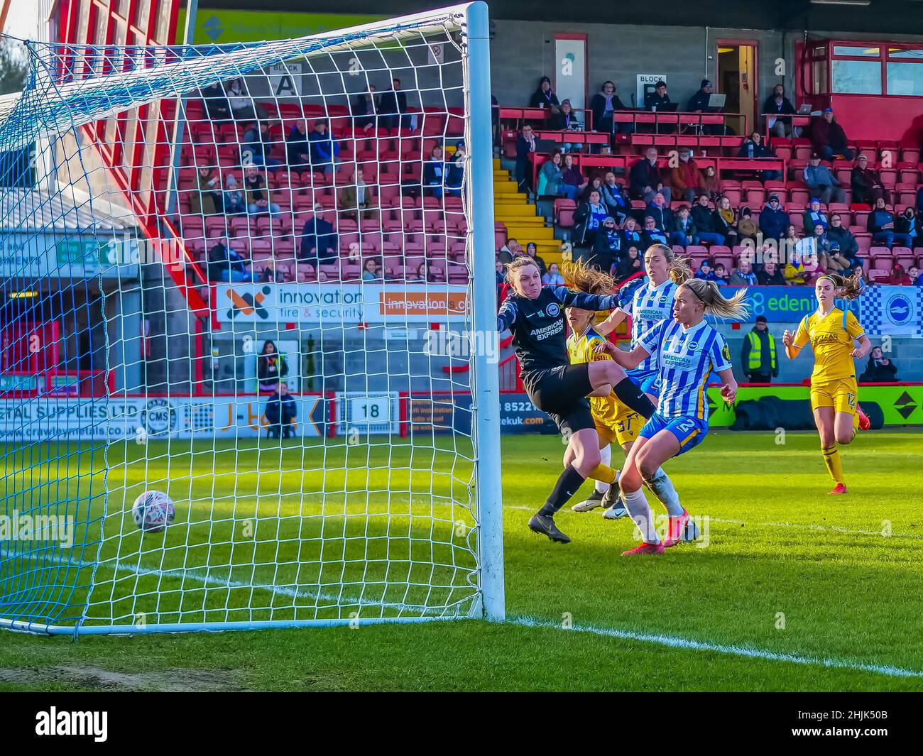 Crawley, West Sussex, Royaume-Uni.30th janvier 2022.Le People's Pension Stadium, Crawley Town, West Sussex,30th janvier 2022 Pinball dans la case de pénalité comme la lecture score leur troisième but dans le match entre Brighton et Hove Albion femmes vs la lecture des femmes dans la vitalité coupe FA femmes quatrième ronde au stade de la pension populaire le 30th janvier 2022 Claire Jeffrey/SPP crédit: SPP Sport Press photo./Alamy Live News Banque D'Images