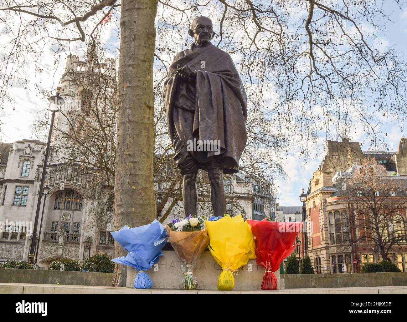 Londres, Royaume-Uni 30th janvier 2022.Des fleurs ont été laissées à côté de la statue du Mahatma Gandhi sur la place du Parlement à l'occasion de l'anniversaire de sa mort.Gandhi a été assassiné le 30 janvier 1948.Credit: Vuk Valcic / Alamy Live News Banque D'Images