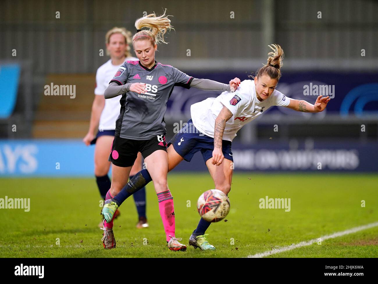 Molly Pike de Leicester City (à gauche) et Ria Percival de Tottenham Hotspur se disputent le ballon lors du quatrième tour de la Vitality Women's FA Cup au Hive, Londres.Date de la photo: Dimanche 30 janvier 2022. Banque D'Images