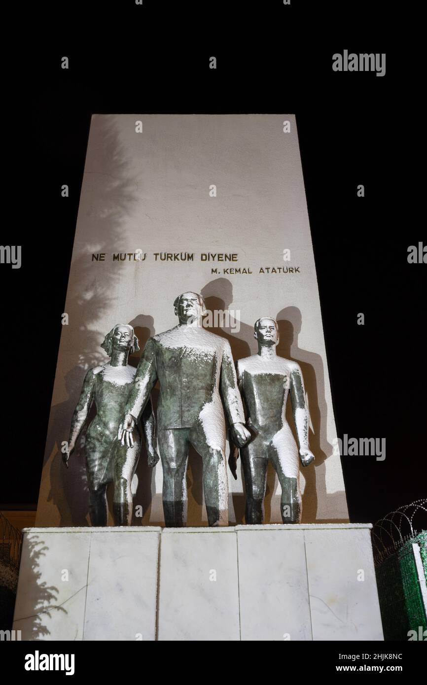 Vue sur la statue d'Ataturk recouverte de neige à Uskudar, Istanbul. Banque D'Images